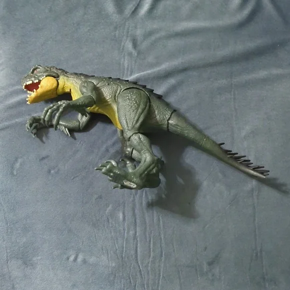 Jurassic World Camp Cretaceous Scorpios Rex with Gyrosphere - Picture 4 of 8